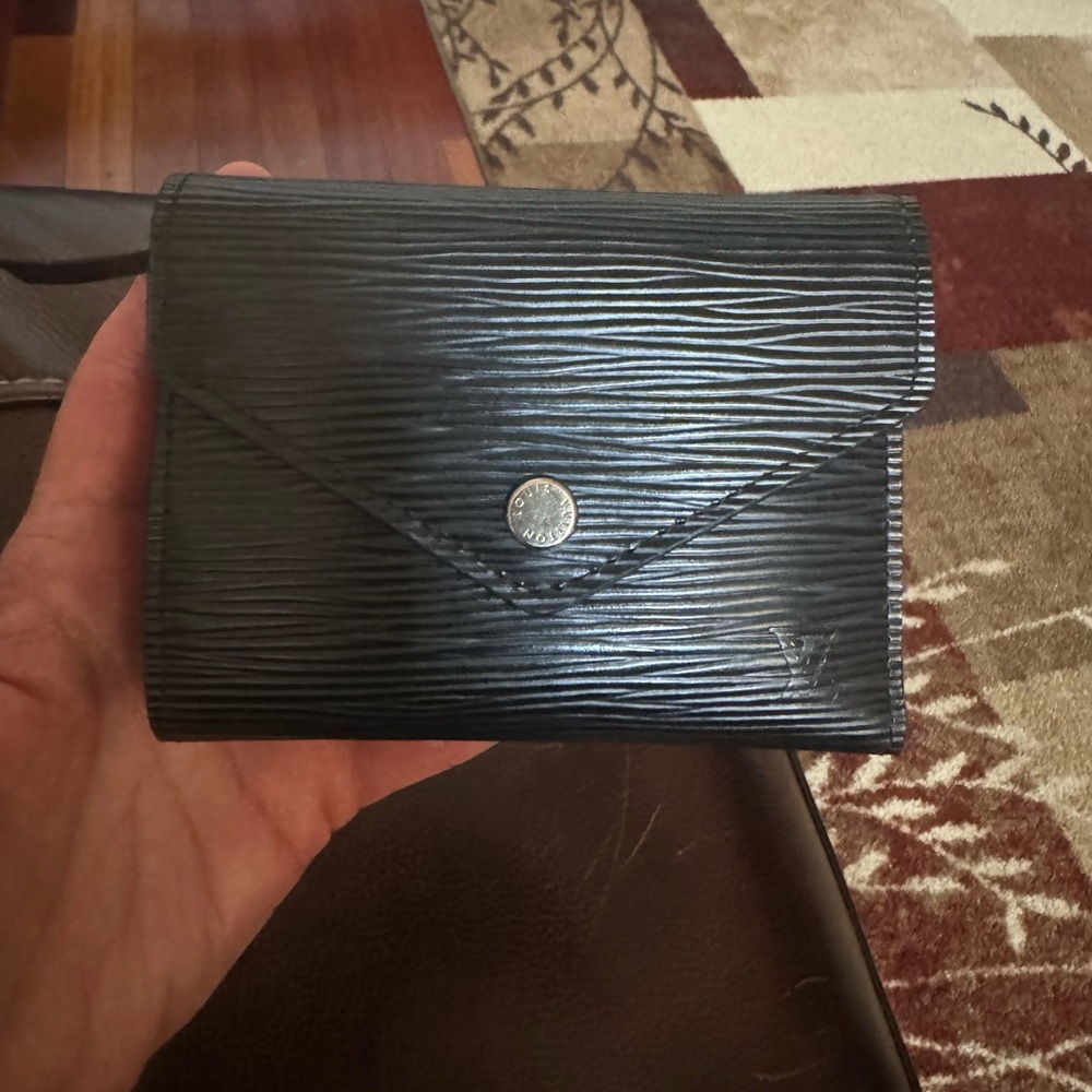 Authentic LV Epi Leather Wallet in excellent new condition. Used only once.